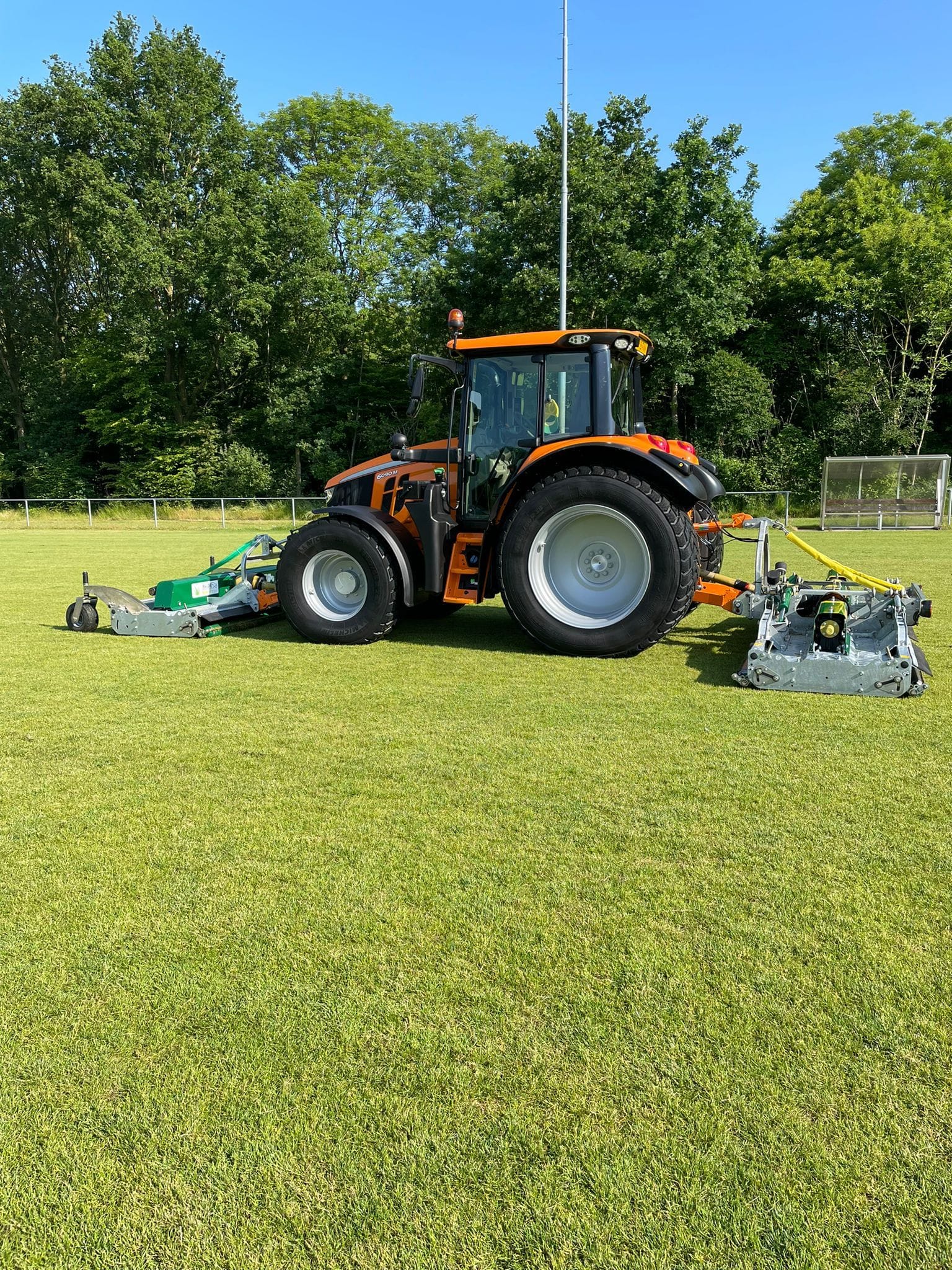 Nieuwe John Deere 6090M afgeleverd aan de gemeente Barneveld - De Vor ...